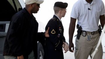 Bradley Manning, centro, es escoltado hoy a la corte de Fort Meade antes de una vista en el consejo de guerra.