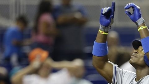 Yasiel Puig señala al cielo tras conectar el cuadrangular que llevó a los Dodgers a vencer a Miami.