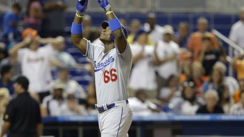 Yasiel Puig señala al cielo tras conectar el cuadrangular que llevó a los Dodgers a vencer a Miami.