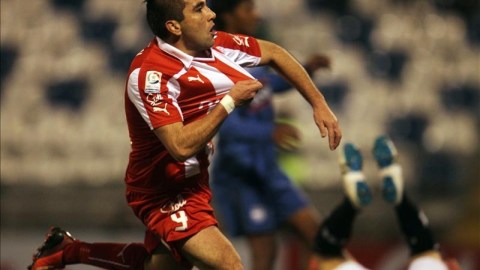 Fernando Meneses, de la Universidad Católica de Chile, fue registrado este martas al celebrar un gol ante a Emelec de Ecuador, durante el partido de ida de esta llave de la segunda fase de la Copa Sudamericana, en el Estadio San Carlos de Apoquindo de Santiago de Chile. EFE