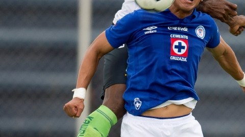 Giovanni Marín y Felipe Baloy pelean por el esférico.