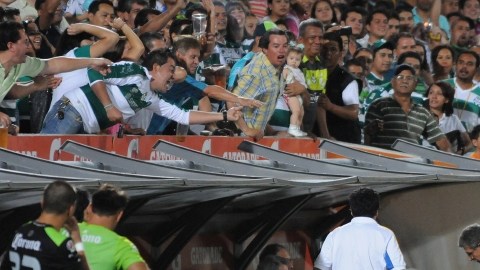 Ricardo Ferretti regresa a la banca luego de dar indicaciones y recibe insultos por parte de los aficionados del Santos en el juego del viernes en el Estadio TSM Corona.
