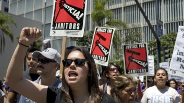 Una manifestación en la que gritan consignas en pro de la reforma migratoria y una vía a la ciudadanía, en San Diego, California, mientras que en el Congreso se dificulta la comprensión del tema.