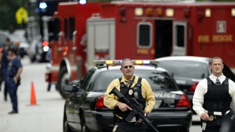 Policías  evacuan, ayer, a los alumnos de la escuela primaria Ronald E. McNair de Decatur (Georgia), tras producirse varios disparos.