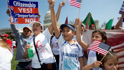 Una familia hispana reclama la legalización de los indocumentados durante una protesta frente al Capitolio en Washington, DC.