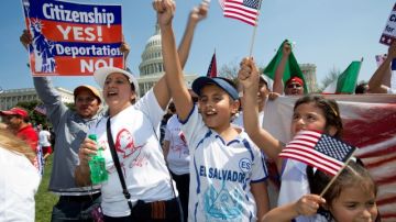 Una familia hispana reclama la legalización de los indocumentados durante una protesta frente al Capitolio en Washington, DC.