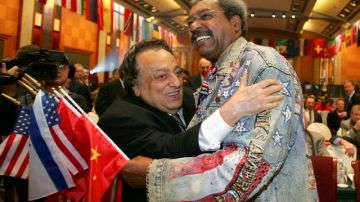 José Sulaimán se abraza con el promotor Don King, quien ayer cumplió 82 años.