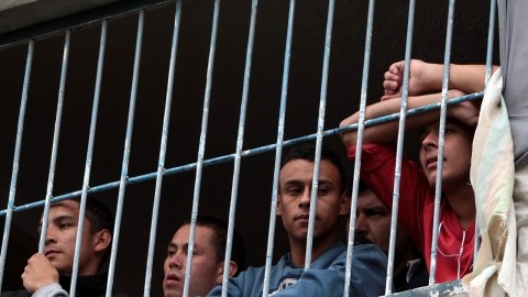 Las autoridades buscan la forma de acabar con el hacinamieno en las cárceles.