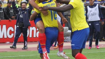 Felipe Caicedo (derecha) va a festejar junto a Jefferson Montero y Antonio Valencia (16) de la selección de Ecuador.