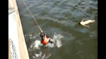 La imagen, tomada del video, muestra a la mujer flotando, boca abajo, por lo que cualquiera pudo pensar que estaba muerta.