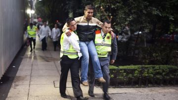 Un hombre es evacuado tras lastimarse una pierna al tratar de salir de su lugar de trabajo.