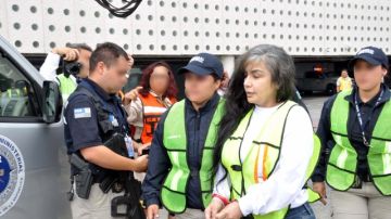 Sandra Ávila Beltrán, en el hangar de la PGR del Aeropuerto Internacional de la Ciudad de México, tras ser deportada de EEUU.