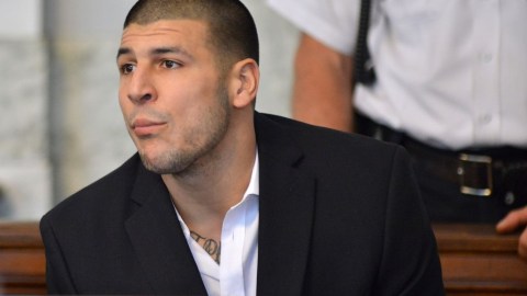 Hernández escuchó las acusaciones en su contra.