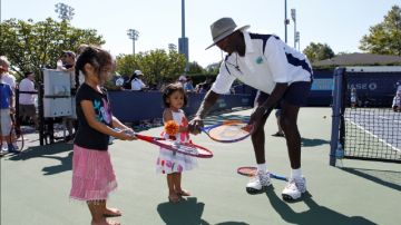 Niños participando en el Kids' Day en el Centro de Tenis de Flushing, Queens.