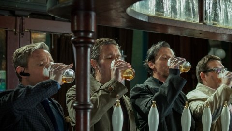Cinco amigos  se reúnen para ir de copas... con resultados apocalípticos en 'The World's End'.