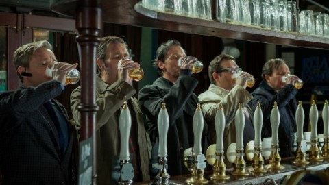 Cinco amigos se reúnen para ir de copas... con resultados apocalípticos en 'The World's End'.