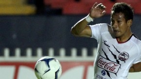 Ángel Cancela, del Veracruz, marca a presión a un jugador de los Lobos BUAP, en juego del G-4.