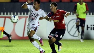 Ángel Cancela, del Veracruz, marca a presión a un jugador de los Lobos BUAP, en juego del G-4.