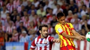 El brasileño Neymar observa el viaje del balón, que luego se convertiría en el gol de la igualada en la cancha del  Vicente Calderón.
