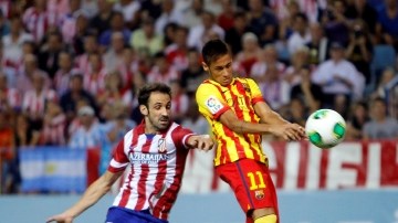 El brasileño Neymar observa el viaje del balón, que luego se convertiría en el gol de la igualada en la cancha del  Vicente Calderón.