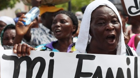 Mujeres de origen haitiano, viudas de trabajadores en cultivos de caña de azucar, participan en una marcha de protesta.