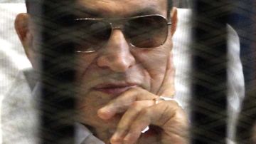 El expresidente egipcio, Hosni Mubarak, mientras comparece  a una sesión del juicio en su contra.