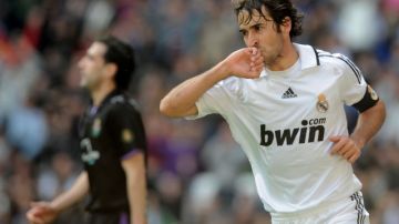Raúl  transformó la celebración de sus goles en el Real Madrid en todo un ícono.