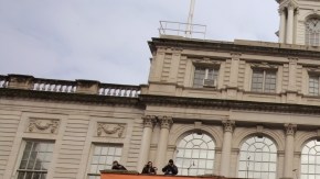 Michael Bloomberg toma posesión de la alcaldía en su primero de tres términos en el 2002.