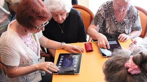 Para los mayores, las nuevas tecnologías son, sobre todo, sinónimo de comunicación.