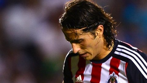 El delantero de Chivas, Aldo de Nigris, se lamenta tras la derroita sufrida ante Querétaro