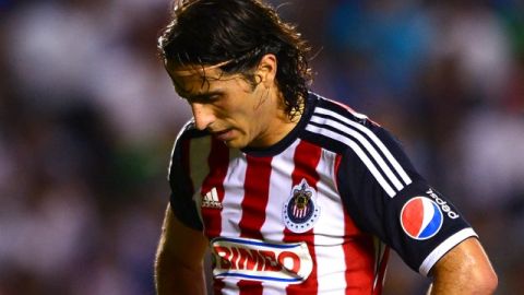 El delantero de Chivas, Aldo de Nigris, se lamenta tras la derroita sufrida ante Querétaro
