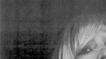 Bradley Manning, quien  posa  vestido de mujer (izq.) y aparece en camuflado (der.),  planea vivir como mujer con el nombre de Chelsea.