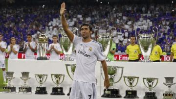 Posando con los trofeos ganados durante su carrera en el  Madrid, Raúl saluda   antes del partido, correspondiente a la XXXV edición del Trofeo Santiago Bernabéu.