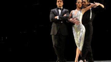 Luis Fonsi, junto a Victoria Galoto y Juan Paulo Horvath en una escena de  "Forever Tango".