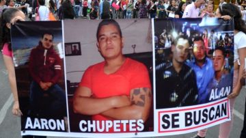 Fotografía   muestra una pancarta con algunos de los 12 jóvenes desaparecidos en un bar del centro de Ciudad de México, que fue mostrada por sus familiares durante una manifestación en esta ciudad.
