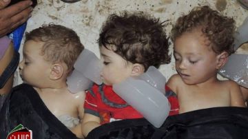 Fotografía  que muestra los cuerpos sin vida de varios niños sirios tras un supuesto ataque con gases tóxicos perpetrado por las fuerzas de seguridad sirias en Arbeen a las afueras de Damasco.