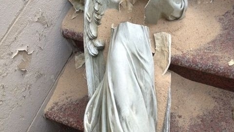 Imagen que muestra la estatua vandalizada.