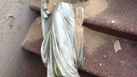 Imagen que muestra la estatua vandalizada.