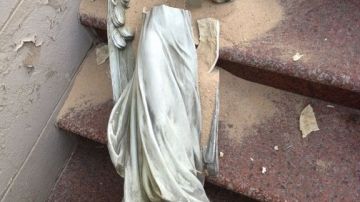 Imagen que muestra la estatua vandalizada.