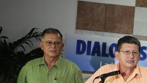 Jorge Torres Victoria, alias “Pablo Catatumbo" lee un comunicado junto a Luciano Marín Arango, alias "Iván Márquez" (2d), Ricardo Téllez, alias “Rodrigo Granda” (i) y Seuxis Paucias Hernández Solarte, alias "Jesús Santrich".