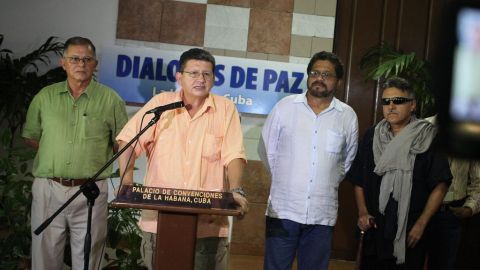 Jorge Torres Victoria, alias “Pablo Catatumbo" lee un comunicado junto a Luciano Marín Arango, alias "Iván Márquez" (2d), Ricardo Téllez, alias “Rodrigo Granda” (i) y Seuxis Paucias Hernández Solarte, alias "Jesús Santrich".