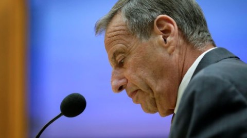El alcalde Bob Filner habla durante una reunión del consejo municipal en San Diego, después de haber aceptado renunciar.