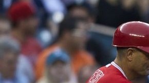 Chris Nelson es felicitado por el cuadrangular que dio el triunfo a los californianos.