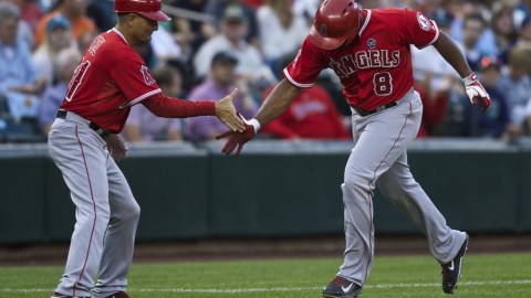 Chris Nelson es felicitado por el cuadrangular que dio el triunfo a los californianos.