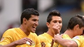 Los jugadores del América celebran, tras conseguir el triunfo 3-1 sobre Monarcas