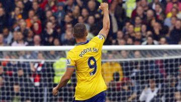 Lukas Podolski celebra una de sus dos anotaciones en el triunfo del Arsenal.