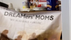 La Hermana  Glenda espera fuera de una de las reuniones del grupo "Dreamers' Moms" en una iglesia de Miami.