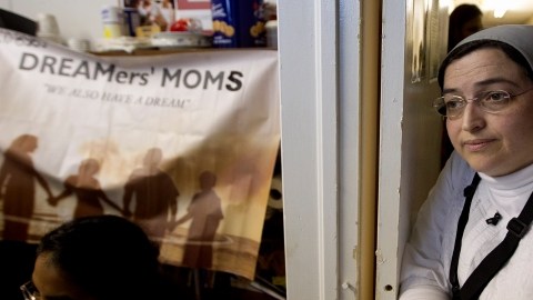 La Hermana  Glenda espera fuera de una de las reuniones del grupo "Dreamers' Moms" en una iglesia de Miami.