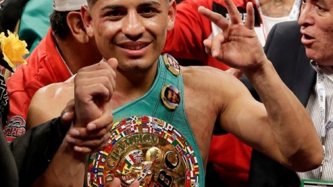 Abner Mares ganó a Daniel Ponce de León en ocho violentos asaltos para capturar el título mundial en combate celebrado en Las Vegas, nevada.
