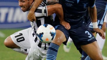 Carlos Tevez (10), de la Juventus, disputa el balón con el defensor Andre Dias, de Lazio.